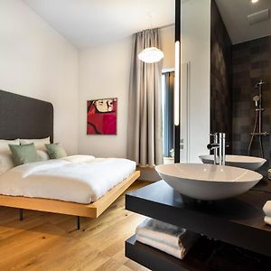 Mittelgroßes Zimmer mit Kingsize-Bett